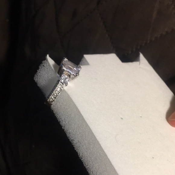 Silver ring - Picture 2 of 3